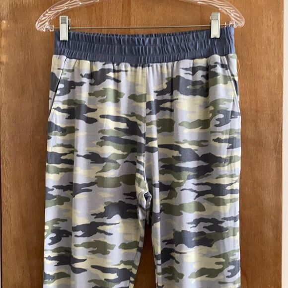 Banana Republic Camo Jogger - Picture 2 of 8